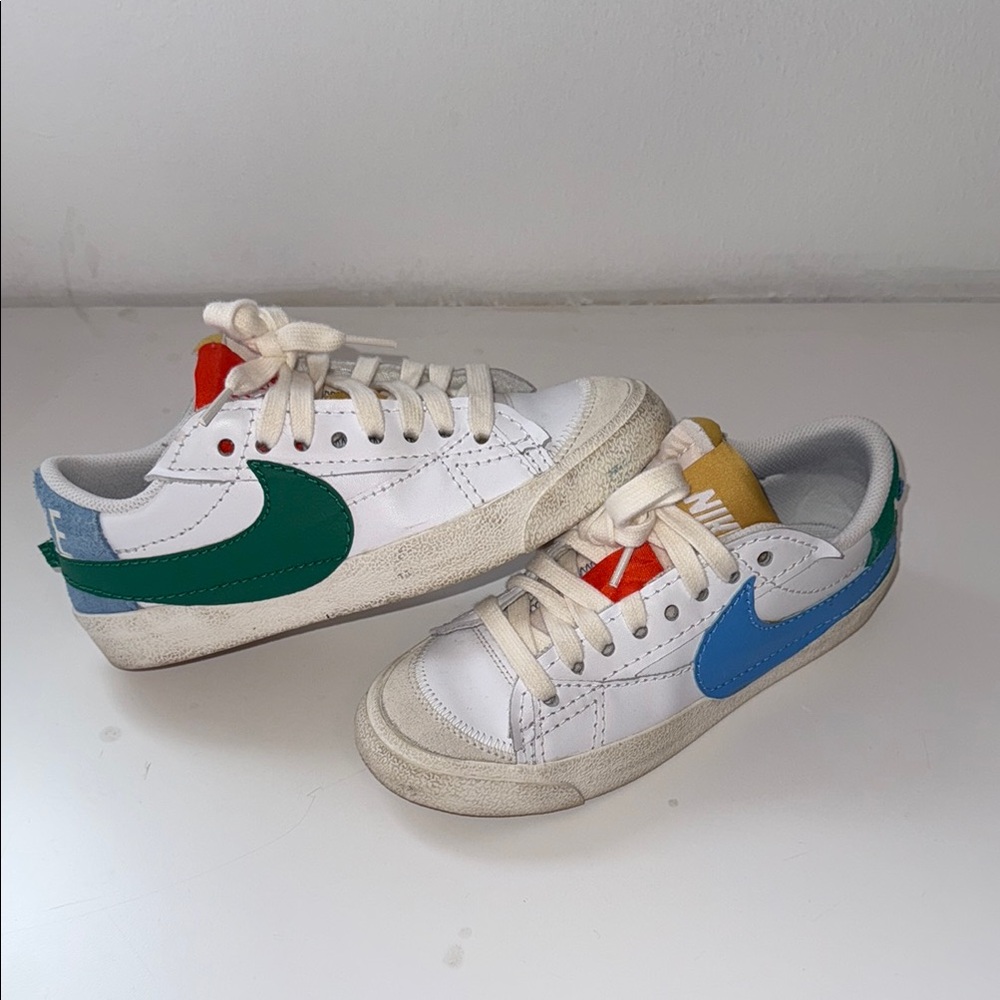 Nike women’s Multicolor Sneakers